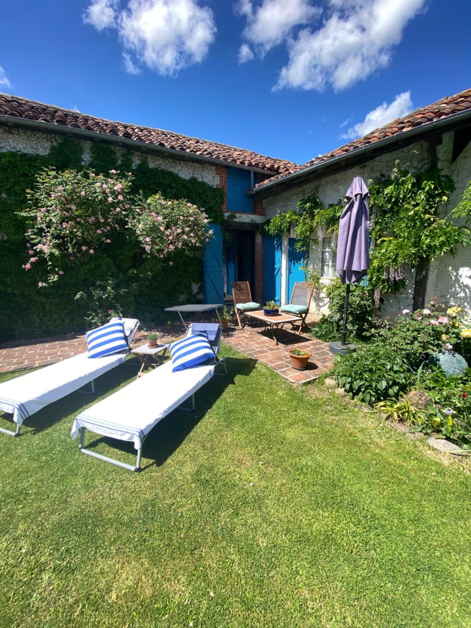 Bed and Breakfast Domaine Du Tafiart Sarron Экстерьер фото